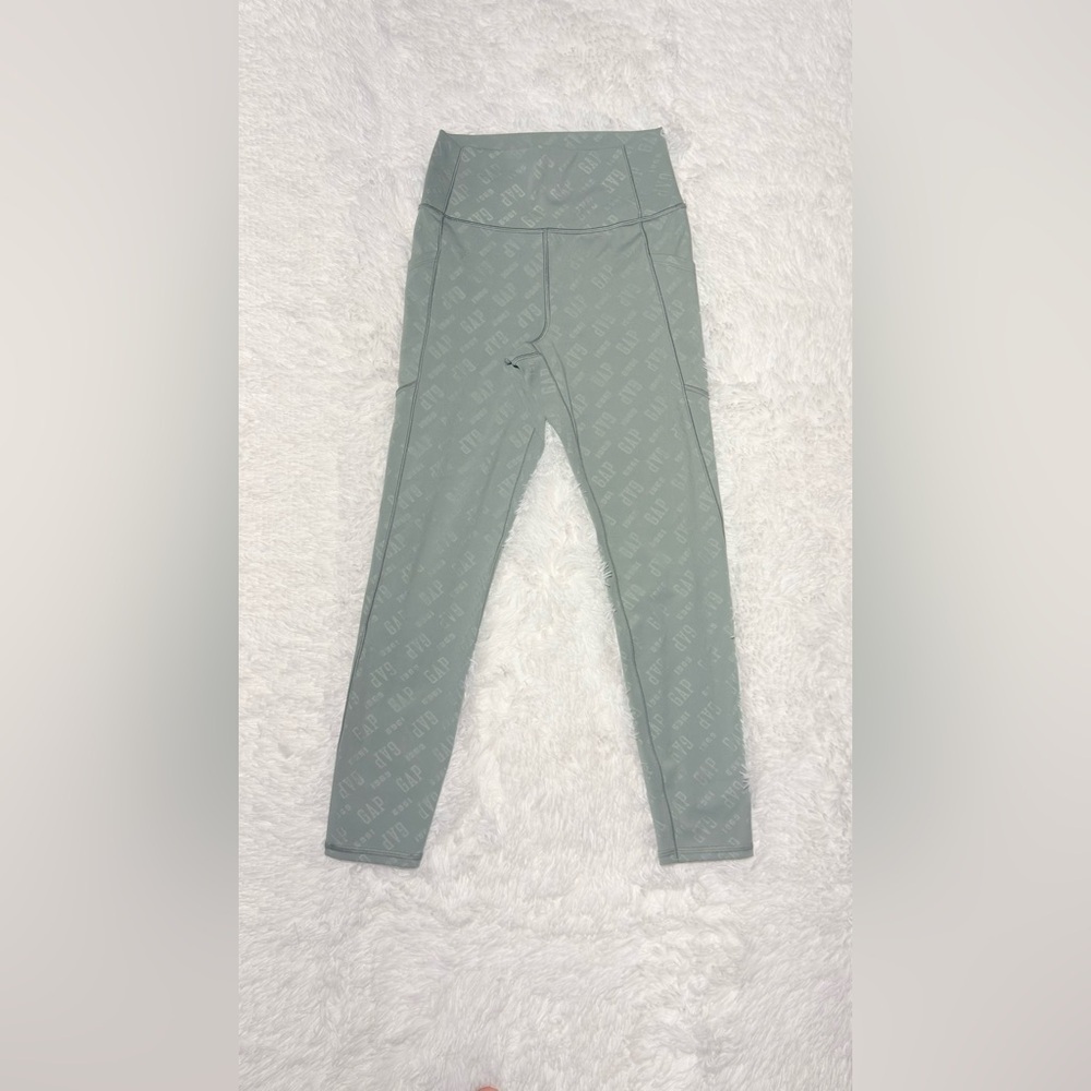 GapFit PowerMove High Rise Ankle Legging Size S Sage Green Logo Embossed Pockets